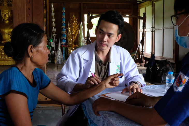 Thầy thuốc trẻ khám bệnh ở Lào: suýt vỡ trận vì quá đông - Ảnh 3.