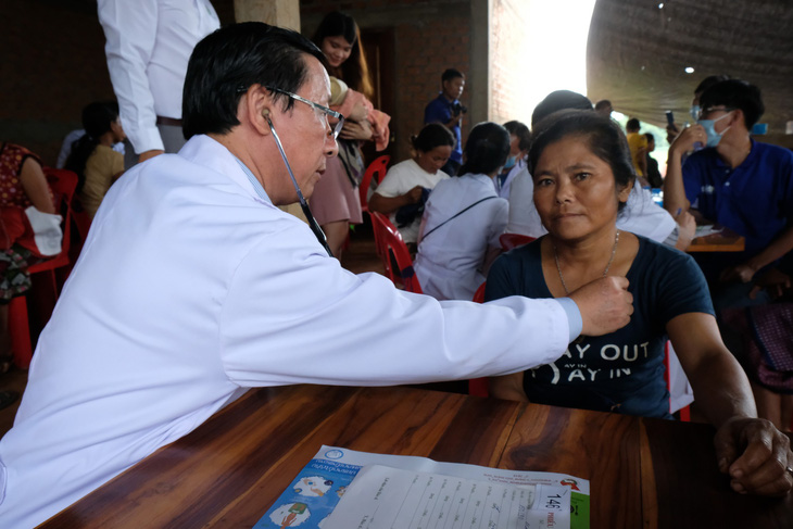 Thầy thuốc trẻ khám bệnh ở Lào: suýt vỡ trận vì quá đông - Ảnh 8.