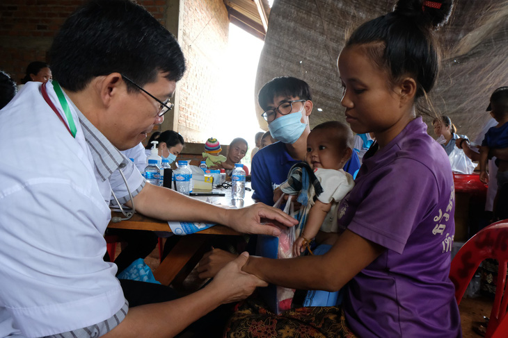 Thầy thuốc trẻ khám bệnh ở Lào: suýt vỡ trận vì quá đông - Ảnh 5.