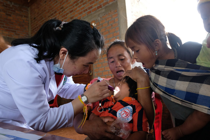 Thầy thuốc trẻ khám bệnh ở Lào: suýt vỡ trận vì quá đông - Ảnh 7.