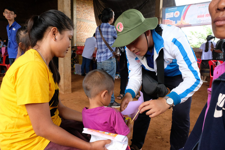 Thầy thuốc trẻ khám bệnh ở Lào: suýt vỡ trận vì quá đông - Ảnh 11.