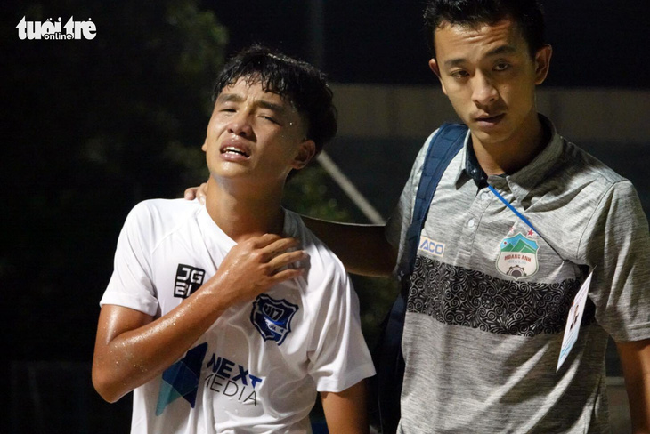 Cầu thủ U17 Hoàng Anh Gia Lai gãy xương đòn trong trận ra quân - Ảnh 2.
