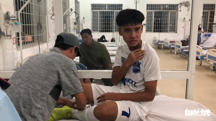 Cầu thủ U17 Hoàng Anh Gia Lai gãy xương đòn trong trận ra quân - Ảnh 3.