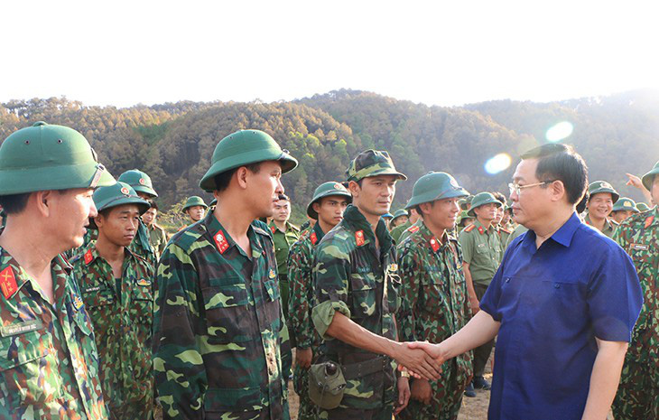 Kiểm lâm, công an, bộ đội, dân quân tự vệ cùng chống cháy rừng ở Hà Tĩnh - Ảnh 2.