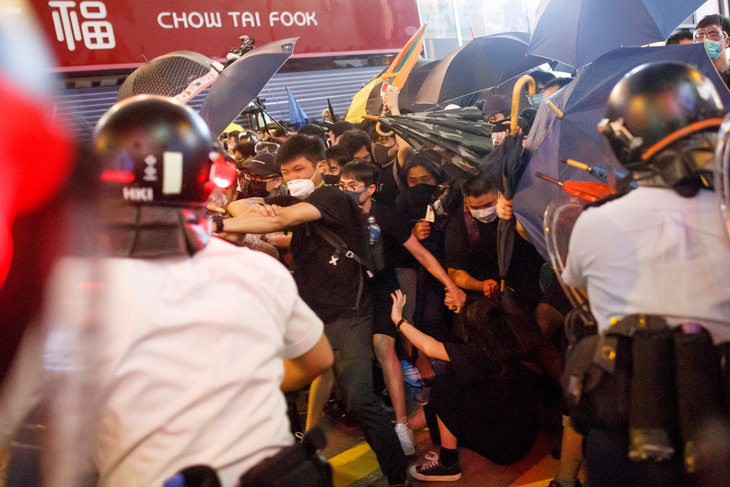 Người Hong Kong dọa tiếp tục biểu tình dù dự luật dẫn độ đã chết - Ảnh 1.