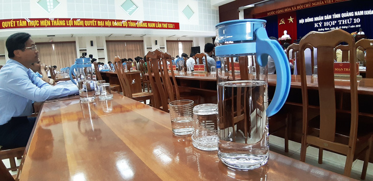 Quảng Nam: Bắt đầu dùng bình thủy tinh thay cho chai nhựa trong kỳ họp - Ảnh 1.