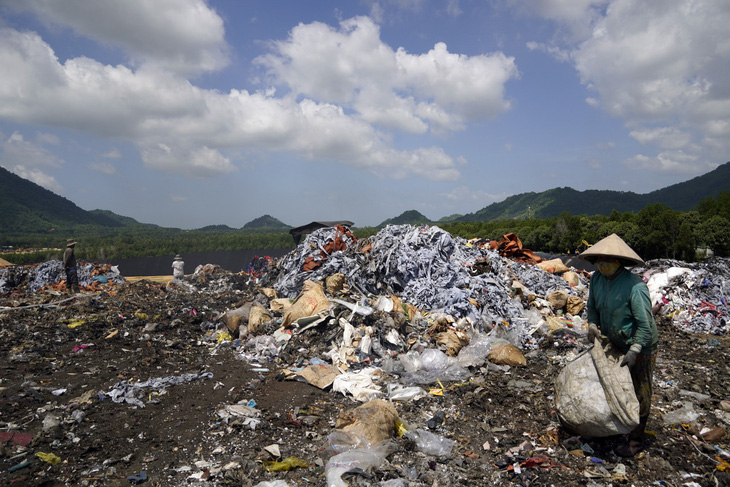 Đem chất thải nguy hại đặc biệt chôn lấp chung với rác thải sinh hoạt - Ảnh 4.