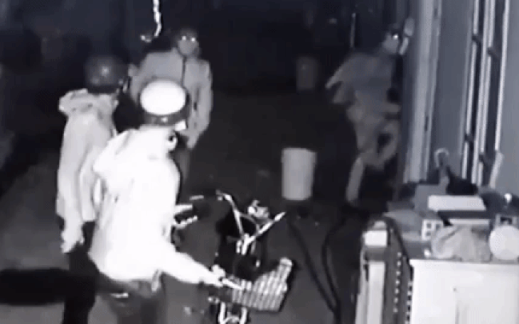 Video: Lăm lăm súng ngắn uy hiếp nhà dân giữa đêm khuya