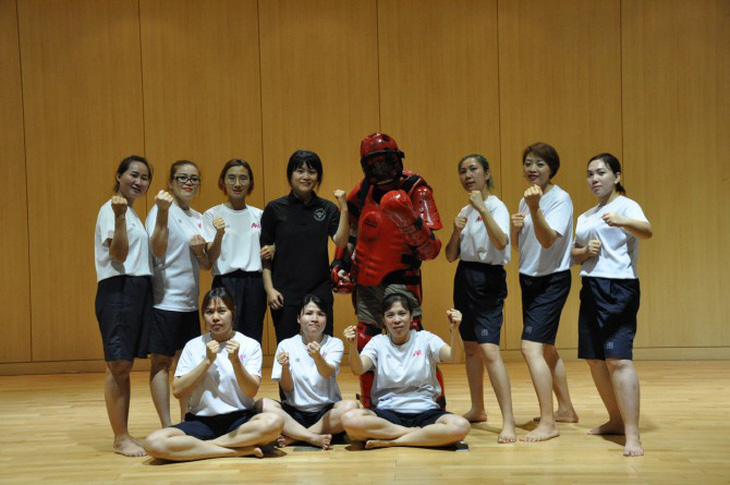 Cảnh sát Hàn Quốc dạy võ tự vệ cho cô dâu nước ngoài - Ảnh 2.