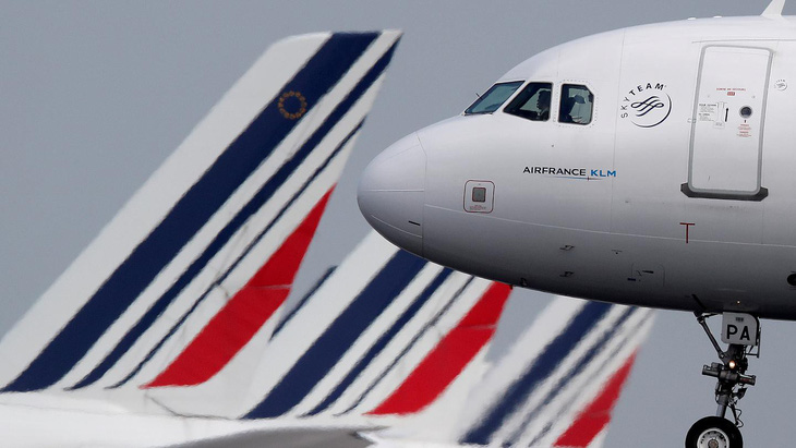 Pháp công bố việc đánh thuế môi trường với các chuyến bay - Ảnh 1.