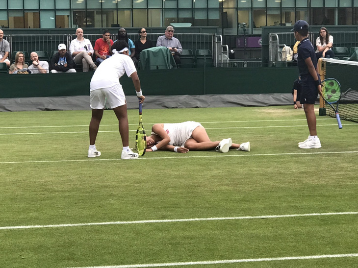 Đôi nữ Thái Lan bỏ cuộc ở Giải trẻ Wimbledon vì bị đánh bóng trúng... mặt - Ảnh 1.