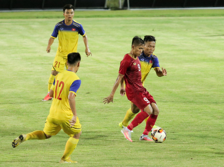 U23 Việt Nam thắng sát nút U18 tỉ số 1-0, HLV Park nhiều lần... lắc đầu  - Ảnh 1.