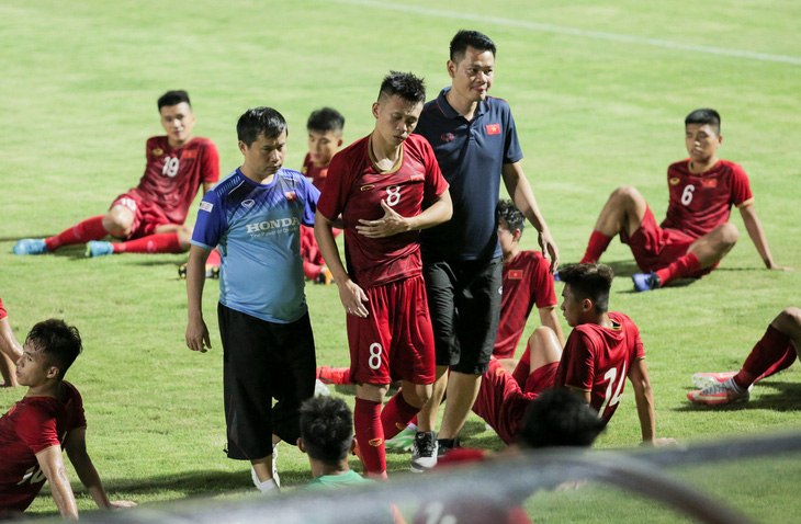 U23 Việt Nam thắng sát nút U18 tỉ số 1-0, HLV Park nhiều lần... lắc đầu  - Ảnh 2.