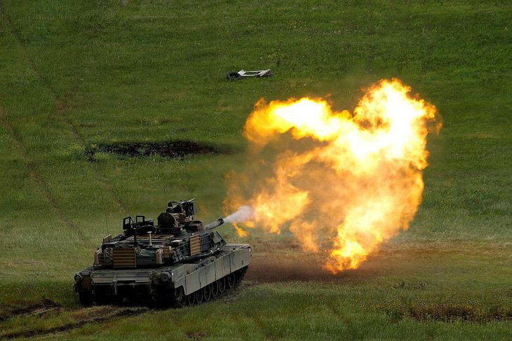 Trung Quốc yêu cầu Mỹ hủy vụ bán xe tăng, tên lửa cho Đài Loan - Ảnh 1.