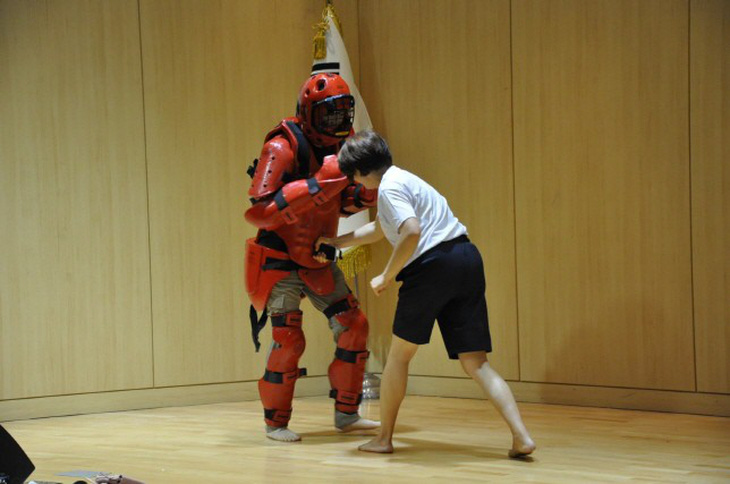 Cảnh sát Hàn Quốc dạy võ tự vệ cho cô dâu nước ngoài - Ảnh 1.