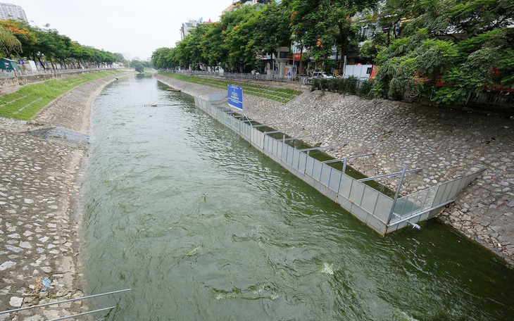 Hồi sinh sông Tô Lịch bằng nước hồ Tây: Chỉ giảm ô nhiễm trước mắt - Ảnh 1.