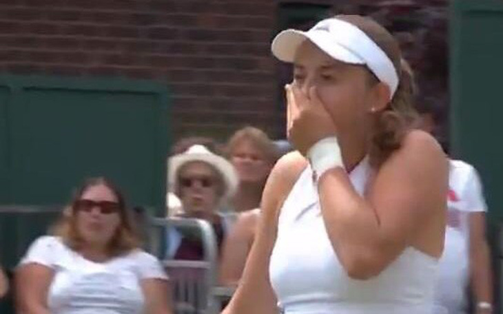 Lần thứ hai giao bóng trúng đồng đội ở Wimbledon 2019, Ostapenko khiến khán giả cười ngất