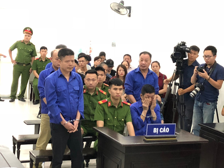 Hoãn phiên tòa xử Hưng kính vụ bảo kê chợ Long Biên vì vắng luật sư - Ảnh 1.