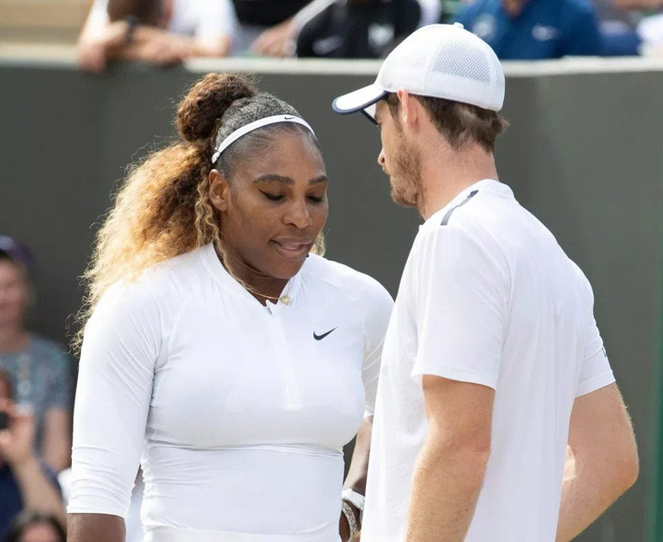 Lần thứ hai giao bóng trúng đồng đội ở Wimbledon 2019, Ostapenko khiến khán giả cười ngất - Ảnh 2.