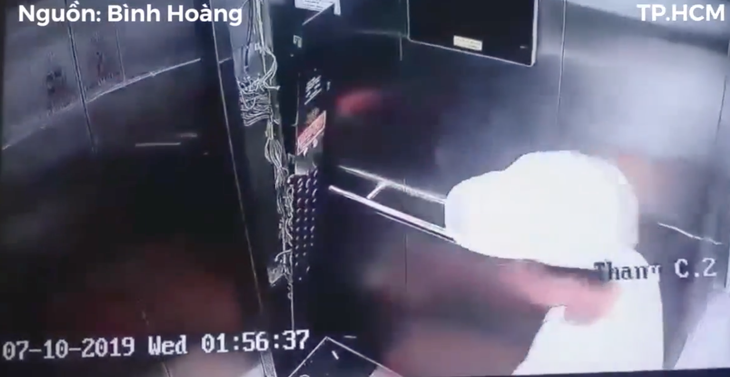 Một người Hàn đạp vỡ bảng điều khiển thang máy trong chung cư ở Sài Gòn - Ảnh 1.