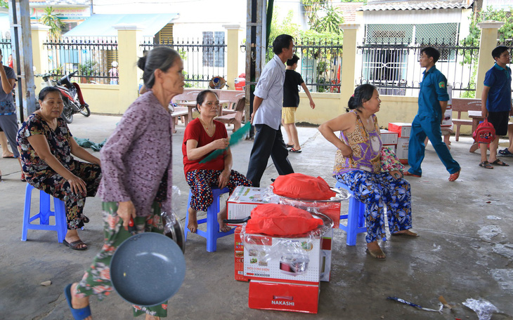 Mua hàng giá rẻ tại nhà văn hóa, hàng trăm người ùn ùn đem trả