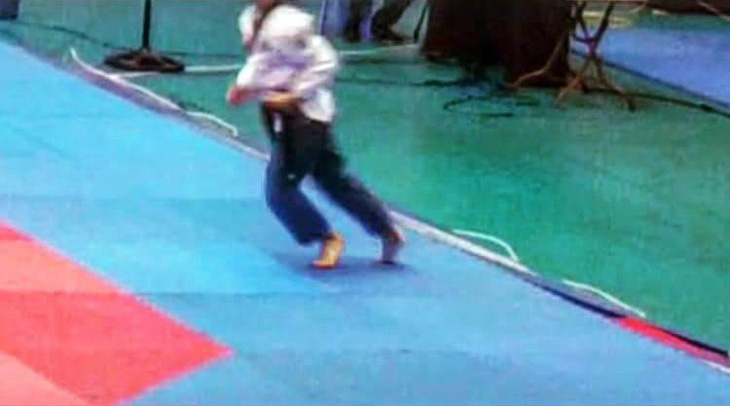VĐV ra khỏi thảm, té khi đi quyền taekwondo vẫn huy chương vàng - Ảnh 1.