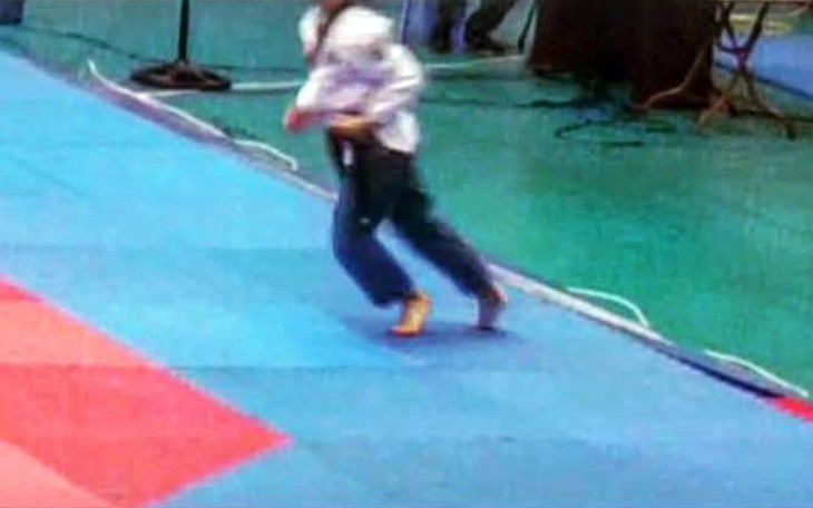 VĐV ra khỏi thảm, té khi đi quyền taekwondo vẫn huy chương vàng