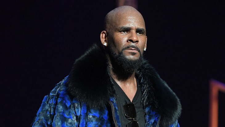 ‘Ông hoàng R&B’ R. Kelly bị bắt vì cáo buộc tình dục dính líu đến trẻ em - Ảnh 1.