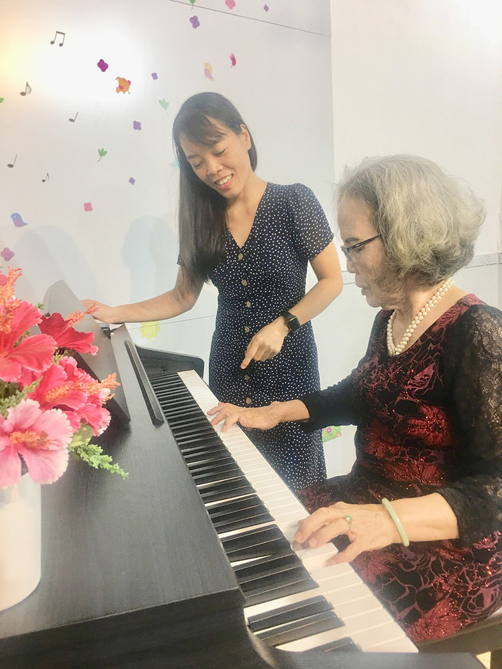 Thực hiện ước mơ ở tuổi xế chiều: Bà cụ 80 tuổi với cây đàn piano - Ảnh 2.