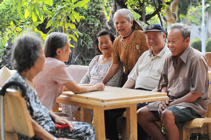 Người 100 tuổi ở TP.HCM được tặng lụa, tiền, khánh vàng - Ảnh 1.