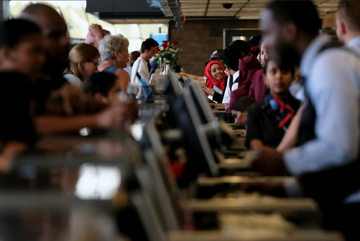 Mỹ truy quét người nhập cư, giới chủ nhà hàng sợ mất nhân viên - Ảnh 2.