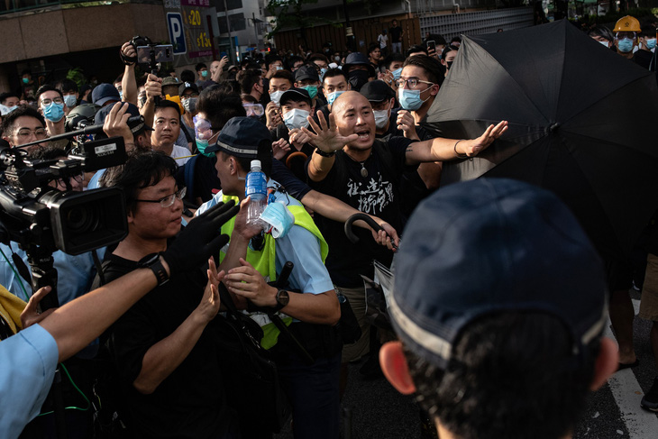 Người Hong Kong biểu tình phản đối thương nhân Trung Quốc - Ảnh 1.