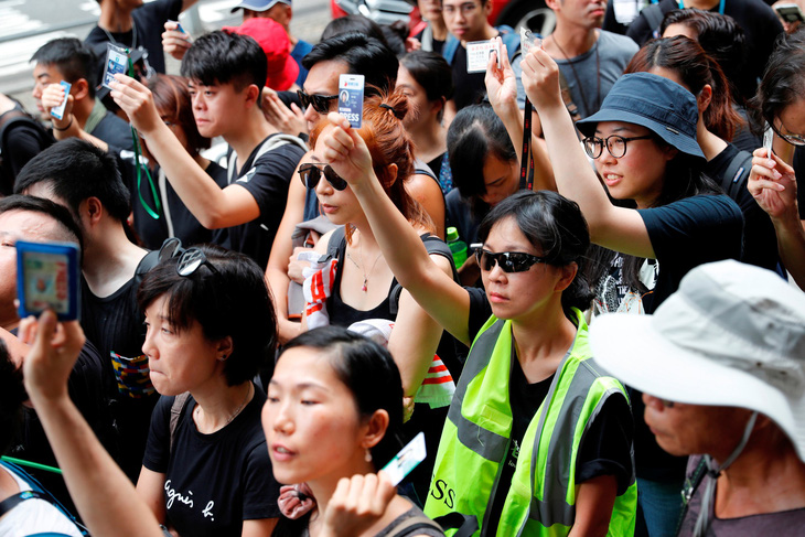Hàng ngàn người Hong Kong tiếp tục xuống đường phản đối dự luật dẫn độ - Ảnh 2.