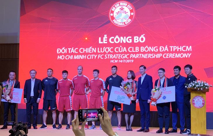 Vô địch V-League 2019, CLB TP.HCM sẽ được thưởng thêm ít nhất 2 tỉ đồng - Ảnh 1.