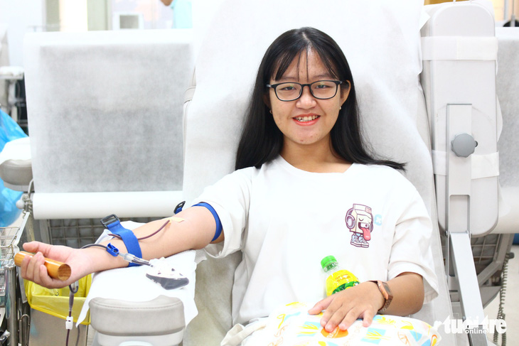 Nhiều bạn trẻ hiến máu vì bệnh nhi ung thư - Ảnh 1.