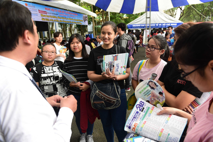 Điểm thi THPT quốc gia 2019: Môn sử u ám, giáo dục công dân thăng hoa - Ảnh 1.