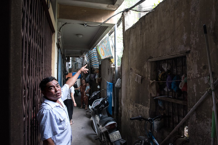 Hàng chục ngôi nhà chống nạng sắt vào chung cư ở Hà Nội - Ảnh 3.