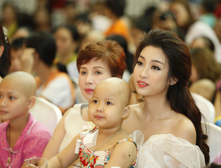 Hoa hậu Đỗ Mỹ Linh và mẹ đăng ký hiến tạng tại Bệnh viện Chợ Rẫy - Ảnh 1.