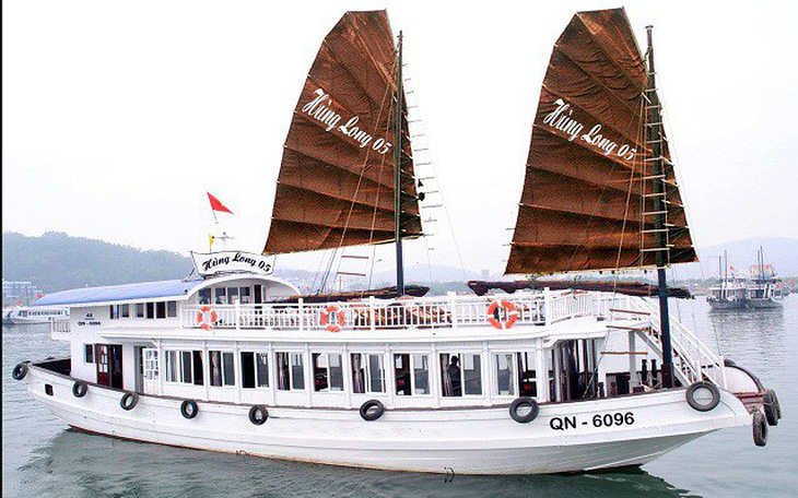 Quay lén khách tắm, một tàu du lịch ở vịnh Hạ Long bị đình chỉ hoạt động