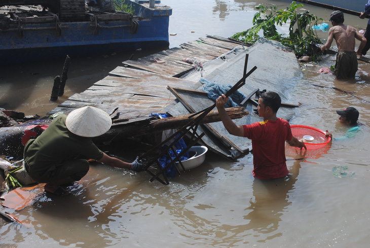 Hà bá nuốt chửng 5 căn nhà lúc nửa đêm, người dân may mắn thoát nạn - Ảnh 3.