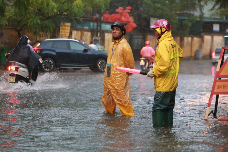 Mưa dông ở Hà Nội quật xe máy ngã lăn lóc - Ảnh 3.