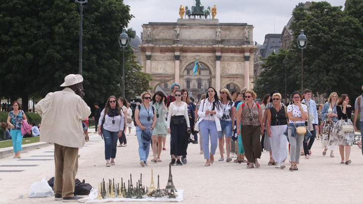 Thế giới kinh doanh phi pháp bên chân tháp Eiffel - Ảnh 7.