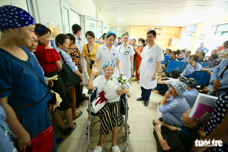 Hai mẹ con chị Liên và bé Bình An cùng ra viện về nhà - Ảnh 4.