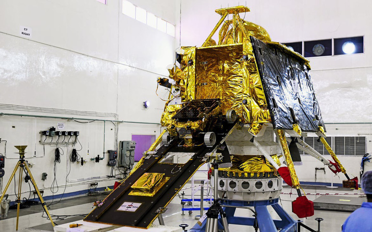 Ấn Độ bất ngờ hoãn phóng tàu thăm dò Mặt Trăng vì lý do kỹ thuật