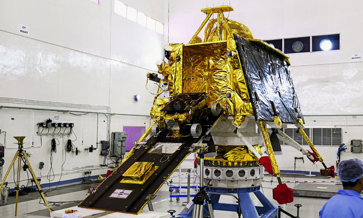 Ấn Độ bất ngờ hoãn phóng tàu thăm dò Mặt Trăng vì lý do kỹ thuật - Ảnh 1.