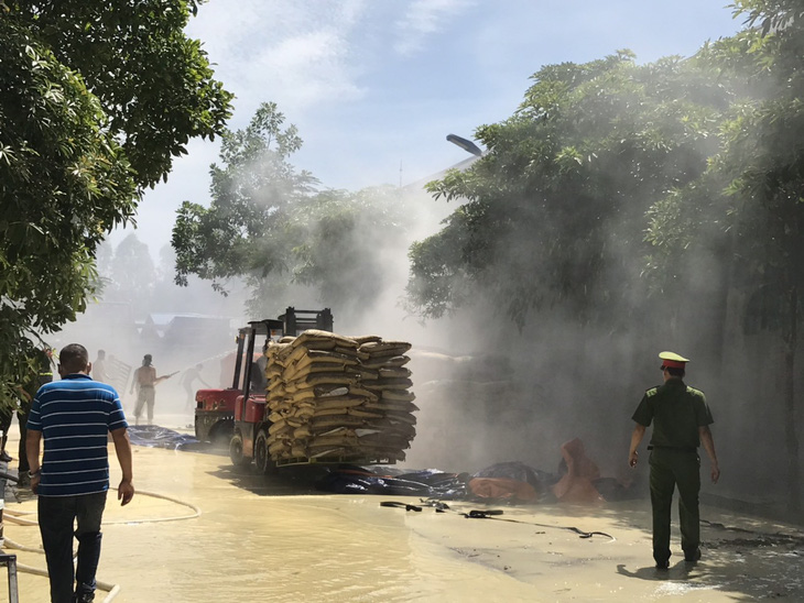 Cháy lớn kho nguyên liệu làm giày da, khói độc phun mù mịt - Ảnh 2.