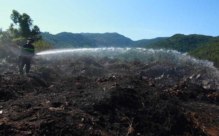 Cháy rừng thiêu rụi 10ha cây cối và 2 xe máy trên bán đảo Sơn Trà