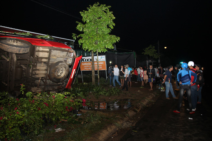 Xe khách lật trong đêm ở Đắk Lắk: Nỗ lực cứu chữa 2 nạn nhân nguy kịch - Ảnh 3.