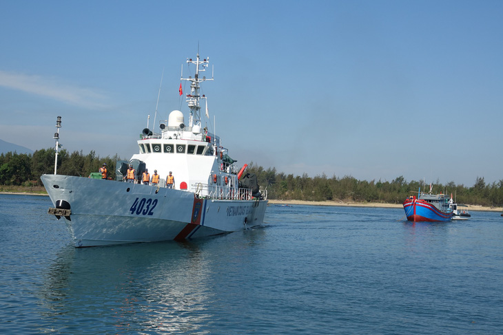 Cảnh sát biển ra Hoàng Sa cứu tàu cá trôi dạt nửa tháng - Ảnh 1.