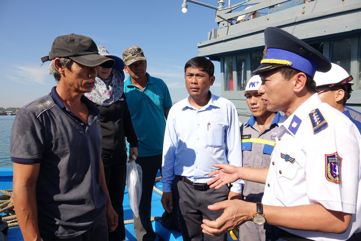 Cảnh sát biển ra Hoàng Sa cứu tàu cá trôi dạt nửa tháng - Ảnh 2.